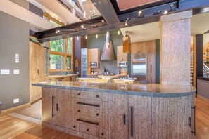 Jääkaappi, mikroaaltouuni, uuni, liesi