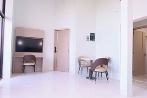 Dining - Charming 1-2-bedroom apartments in Georgetown with WiFi, AC with concierge. (Georgetown)