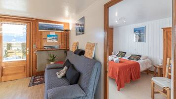 2 bedrooms, iron/ironing board, free WiFi, wheelchair access