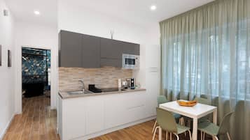 Refrigerador, microondas, placa de cocina, cafetera/tetera