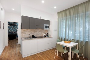 Kjøleskap, mikrobølgeovn, kokeplater og kaffetrakter/tekoker