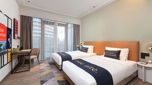 A hotel room with two beds, a desk, and a chair. - THE MUSTEL HOTEL CHONGQING. HONGYADONG (Chongqing)