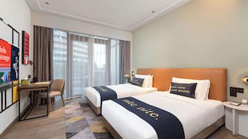 Espacio para trabajar con laptop y cortinas blackout