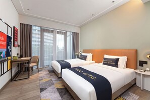 Quarto duplo conforto, vista para a cidade | Espaço de trabalho para notebook, cortinas blackout, Wi-Fi de cortesia