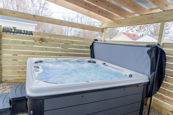 Outdoor spa tub
