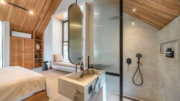 Superior Villa, Balcony, Garden View | Bathroom | Slippers, towels, soap, shampoo