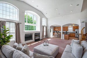 Living area - New! Spacious Home 6BD/3BTH - Sleeps 16! in Hoffman Estates! (Hoffman Estates)