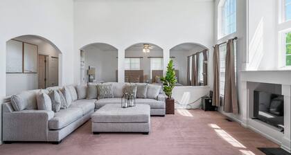 New! Spacious Home 6BD/3BTH - Sleeps 16! in Hoffman Estates!