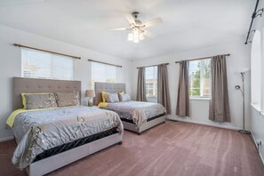 6 soveværelser, skrivebord, strygejern/strygebræt, weekendseng