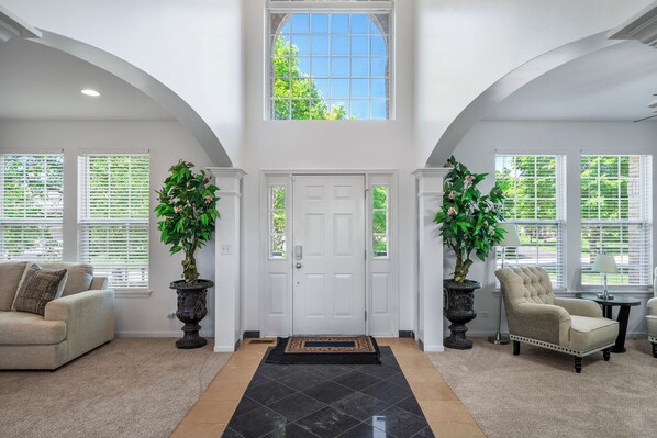 Interior - New! Spacious Home 6BD/3BTH - Sleeps 16! in Hoffman Estates! (Hoffman Estates)