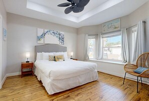 4 bedrooms, desk, free WiFi, bed sheets