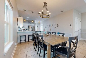 Dining - Shared Pool, Golf Cart Included, Pet Friendly (Port Aransas)