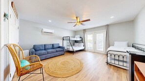 4 bedrooms, desk, free WiFi, bed sheets - Shared Pool, Golf Cart Included, Pet Friendly (Port Aransas)