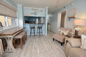 TV, fireplace - Sea Oaks 103 - Oceanfront Complex in Garden City Beach (Garden City Beach)