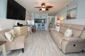 TV, fireplace - Sea Oaks 103 - Oceanfront Complex in Garden City Beach (Garden City Beach)