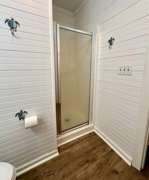 Shower, towels - Sea Oaks 102 - Oceanfront Complex in Garden City Beach (Garden City Beach)