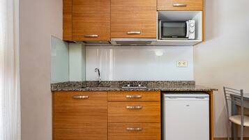 Een koelkast, een magnetron, een kookplaat