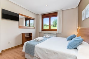 1 slaapkamer, een strijkplank/strijkijzer, gratis wifi, beddengoed