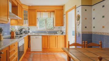 Een koelkast, een magnetron, een oven, een kookplaat