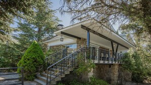 Una casa con una escalera de piedra que conduce a un porche cubierto.