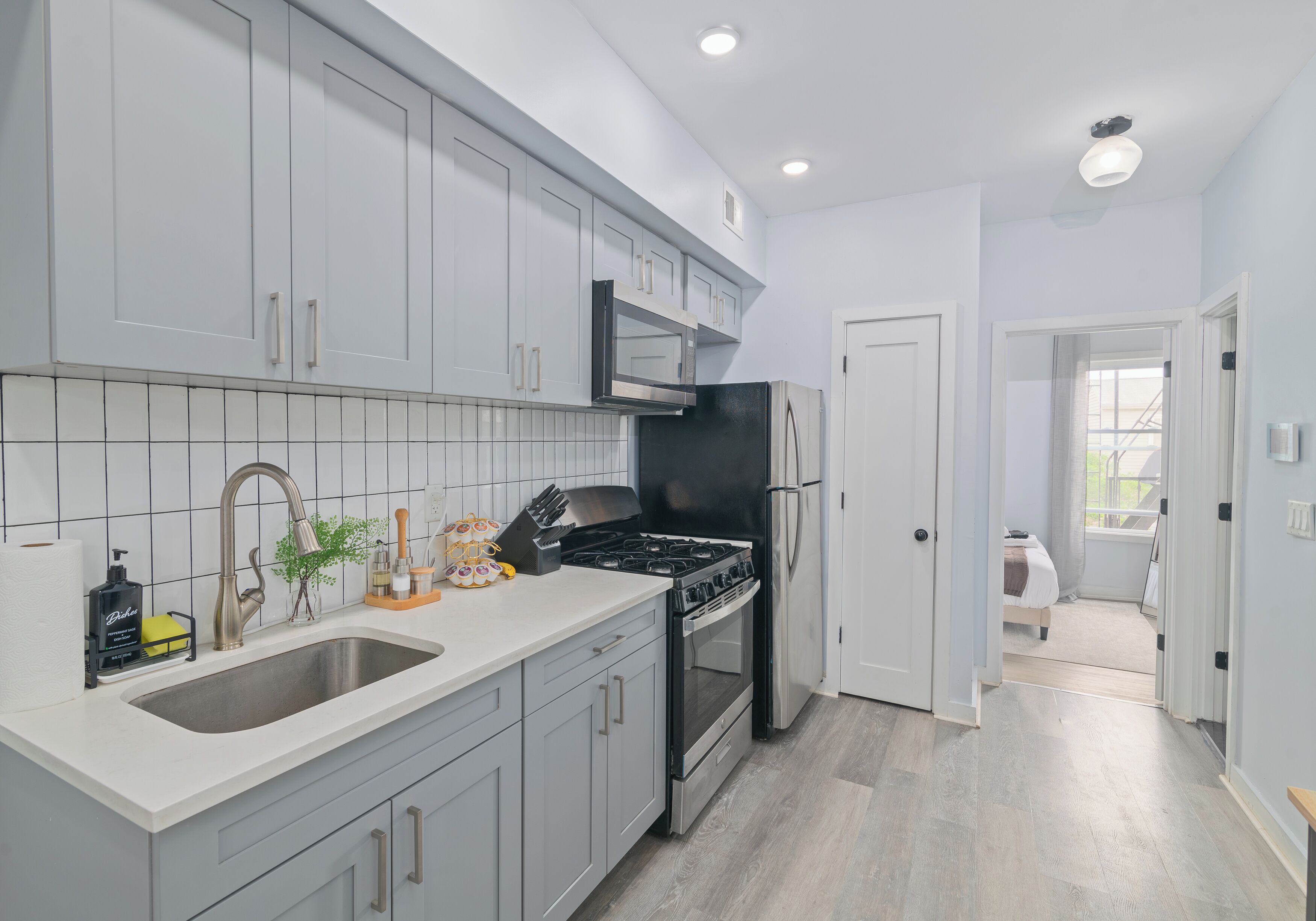 Frigorífico, microondas, horno y placa de cocina