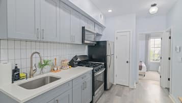 Frigorífico, microondas, horno y placa de cocina