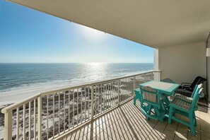 Outdoor dining - BEACHFRONT, MULTIPLE OUTDOOR POOL, LOTS OF AMENITIES! (Gulf Shores)