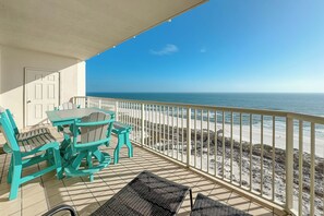 Outdoor dining - BEACHFRONT, MULTIPLE OUTDOOR POOL, LOTS OF AMENITIES! (Gulf Shores)