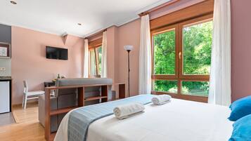 1 slaapkamer, een strijkplank/strijkijzer, gratis wifi, beddengoed