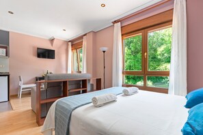 1 slaapkamer, een strijkplank/strijkijzer, gratis wifi, beddengoed