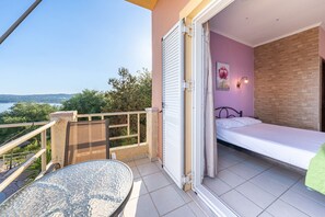 1 slaapkamer, een strijkplank/strijkijzer, gratis wifi, beddengoed