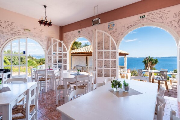 Outdoor dining - Apartment 'Stefanosplace Super Studio' with Sea View, Wi-Fi and Air Conditioning (Corfu)