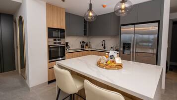 Een koelkast, een microgolfoven, een oven, een kookplaat