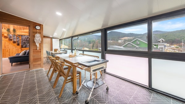 Quarto básico, 2 quartos (private house(Pets Not Allowed)) | 1 quarto, Wi-Fi de cortesia