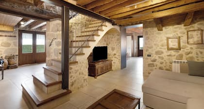 Country House 'La Creu De La Pinya' with Mountain View, Wi-Fi and Air Conditioning