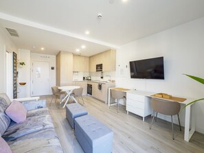 TV - Cubo's Urban Sky Martiricos Malaga Apartment 14 / urban / air conditioning / free wifi / community pool (Málaga)