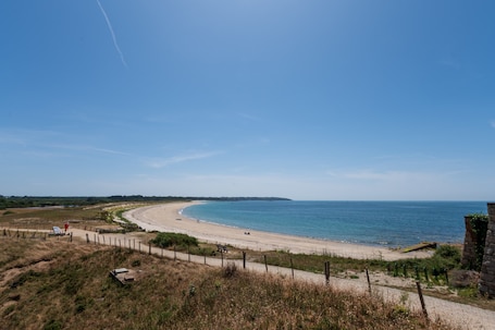 Beach nearby. Studio Le Sea Bird: port view, summer pool, parking