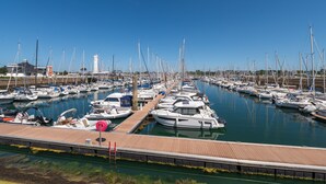 Un port de plaisance où de nombreux bateaux sont amarrés à des quais en bois.