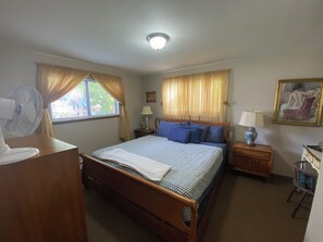 2 bedrooms, iron/ironing board, WiFi, bed sheets - Downtown Golden walkable to trails with comfortable beds! (Golden)