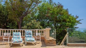 Outdoor seating with chairs and a glass balustrade. - Studio 'L'Esterel' with Sea View, Wi-Fi, and Air Conditioning (Saint-Raphaël)