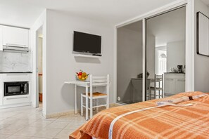 Iron/ironing board, free WiFi