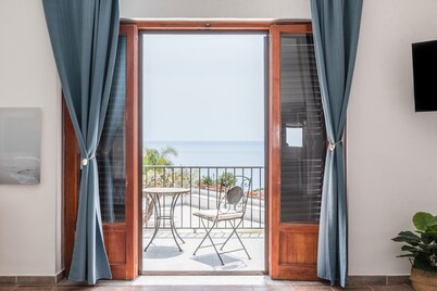 Villa 'Al Tramonto Vista Mare' with Sea View, Wi-Fi and Air Conditioning