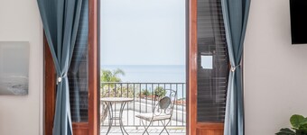 Villa 'Al Tramonto Vista Mare' with Sea View, Wi-Fi and Air Conditioning