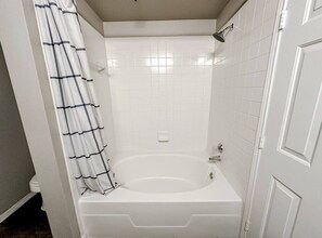 Haartrockner, Handtücher, Seife, Toilettenpapier