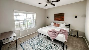 Escritorio, tabla de planchar con plancha, wifi gratis y ropa de cama