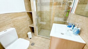 Dusche, Haartrockner, Handtücher