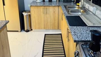 Kylskåp, ugn, spishäll och kaffe- och tebryggare