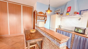 Refrigerador, microondas, parrilla de estufa y cafetera y tetera
