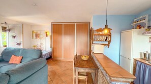 Una televisión, una chimenea