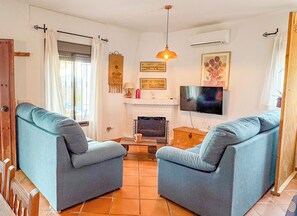 Una televisión, una chimenea